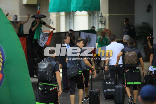 EN FOTOS: Chicharito Hernández causó furor en la llegada de México a San Pedro Sula