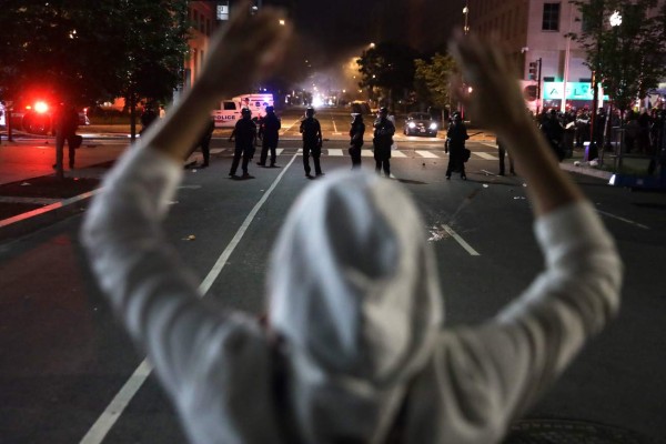 Protestas en las cercanías de la Casa Blanca y Donald Trump se refugia en un búnker