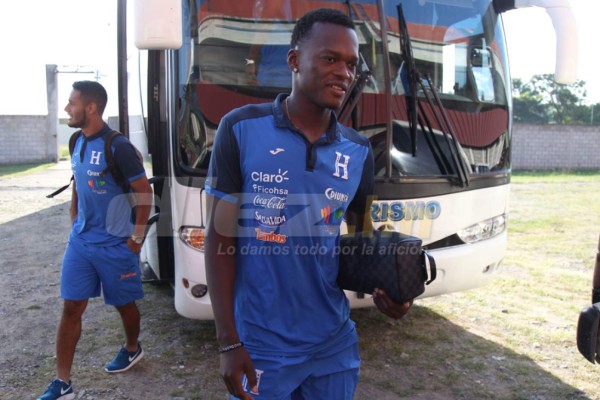 CURIOSAS: El abrazo de Carlo Costly y los que están atrás de Donis Escober