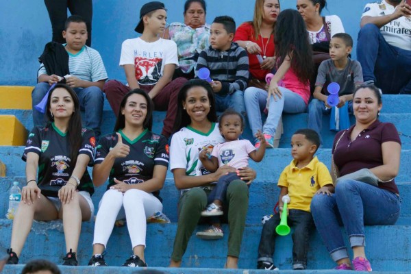 Bellas chicas, el curioso sistema de riego y la Copa en la final del Ascenso