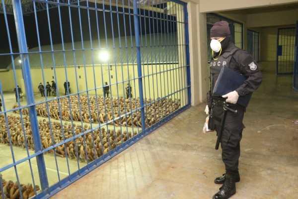 ¡No verán la luz del sol! Pandilleros salvadoreños son aislados en celdas oscuras y calurosas