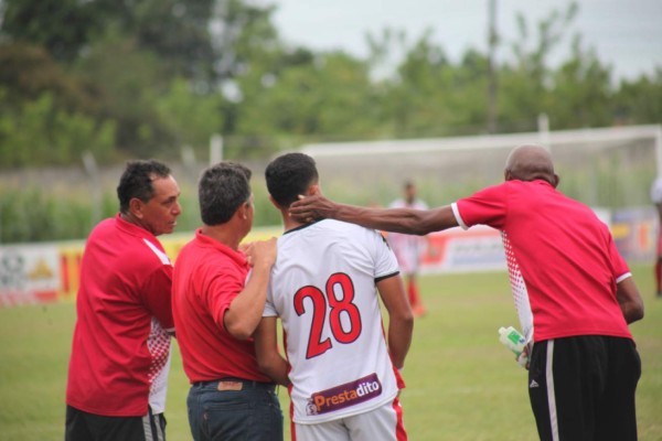 NO SE VIO: Futbolistas oliendo alcohol y pieza del Vida con cinta adhesiva en su camisa