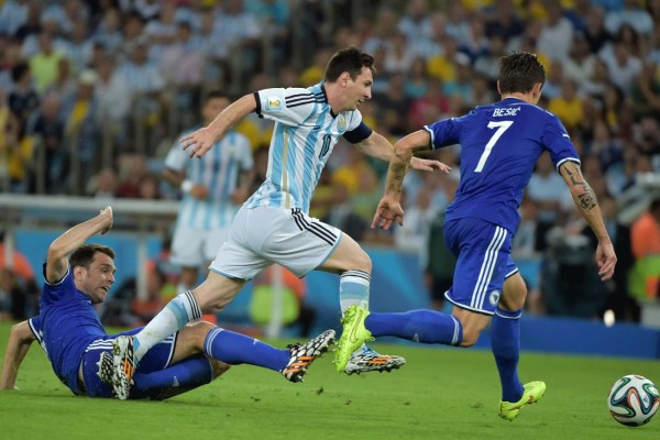 Messi saca su garra: Argentina gana 2-1 a Bosnia.