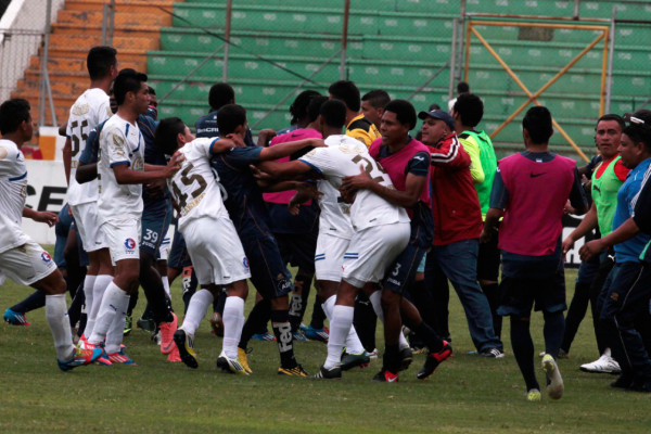 Olimpia-Motagua reserva se fueron a los golpes