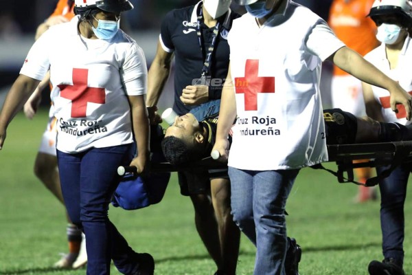 No se vio por TV: Con camiseta de Olimpia apoyando a Motagua, el beso y el 'invitado' en el palco