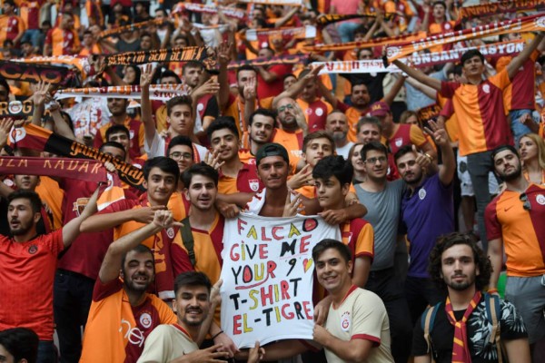 Una locura: La impresionante presentación oficial de Falcao con el Galatasaray