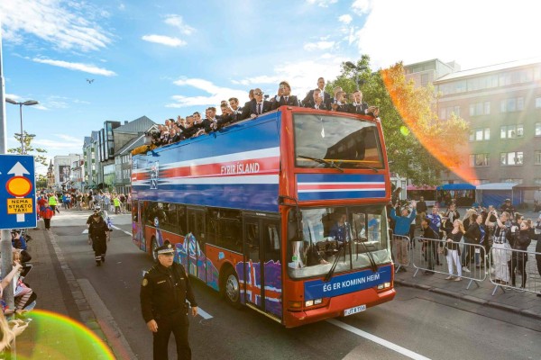 ¡Impresionante recibimiento de sus aficionados a los hérores de Islandia en la Eurocopa!
