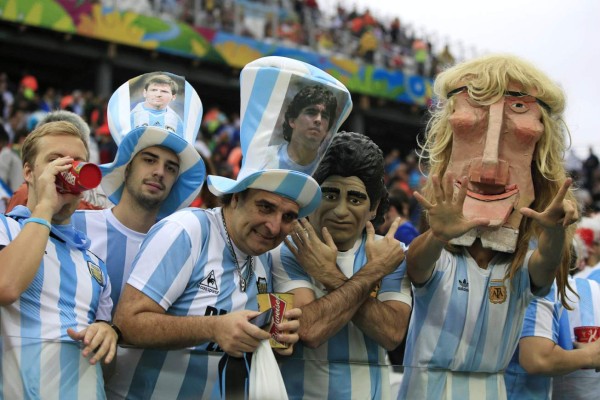 Argentinos y holandeses disfrutando de un gran ambiente en las gradas .