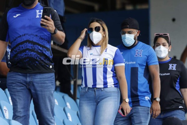 ¿Quién es la rubia? Las hermosas catrachas que adornan el Honduras vs. Costa Rica en el Olímpico