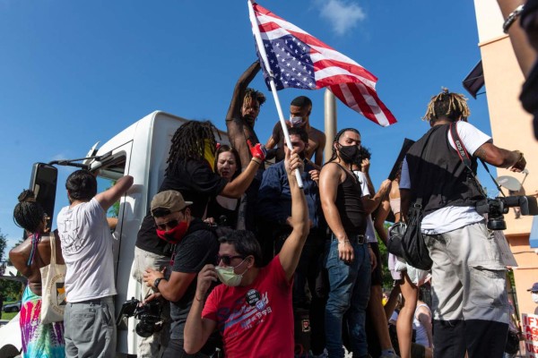 Terror en Minneapolis: Policía ataca con gas lacrimógeno y balas de goma a los protestantes