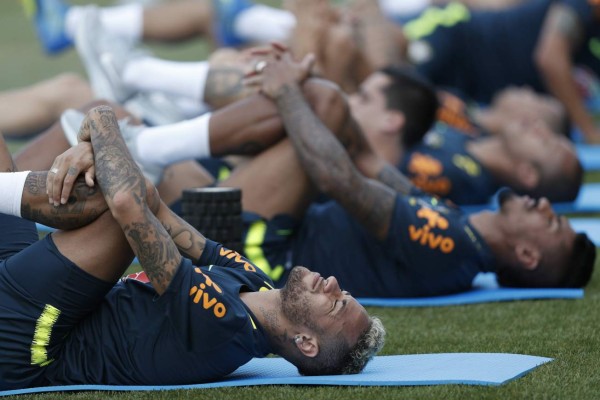 Risas, bromas y tierna visita a Neymar en el entreno de Brasil