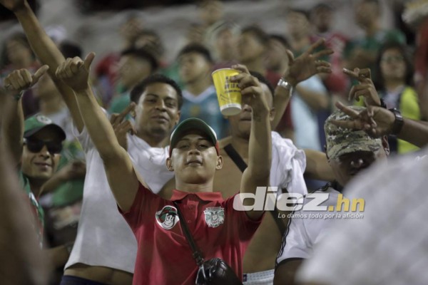 Las otras fotos del clásico: La preciosa esposa de Mario Martínez, la rubia y el malabarista