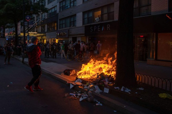 Terror en Minneapolis: Policía ataca con gas lacrimógeno y balas de goma a los protestantes