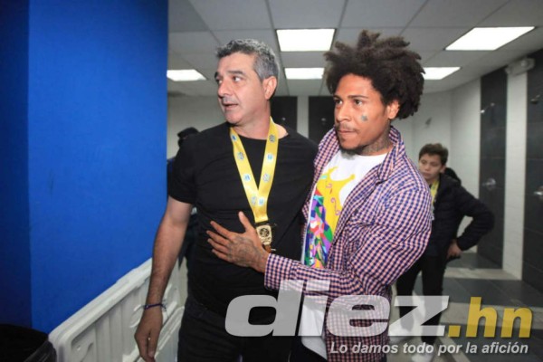 No se vio en TV: Locura en camerinos y el abrazo de Diego Vázquez con Henry Figueroa