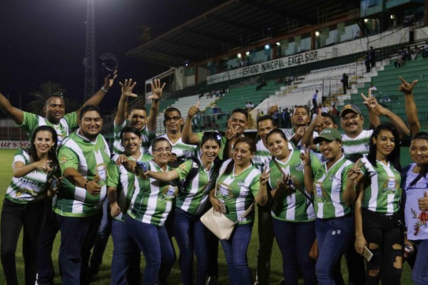 NO SE VIO: Las magia de Rambo, las bellas chicas y la fiesta en Cortés