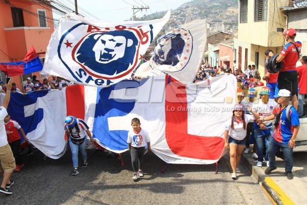 ¡AMBIENTAZO! La Ultra Fiel y su recorrido al estadio Nacional previo al Olimpia-Motagua
