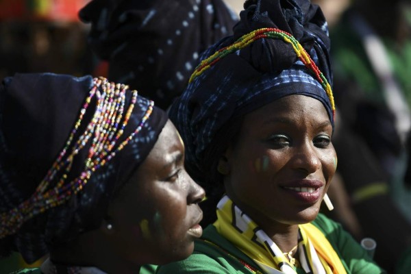 Dos culturas diferentes, una sola pasión: Hinchas de Senegal y Japón engalanaron el partido