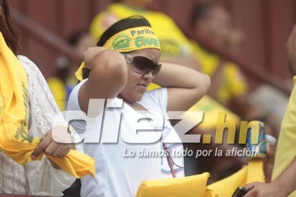 Aficionados del Parrillas One y Juticalpa ponen el ambiente en el estadio Carlos Miranda de Comayagua.