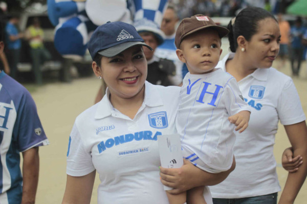 ¡La afición hondureña llenó el estadio Olímpico! .