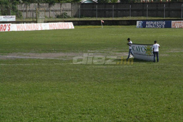 Así de deteriorada luce la cancha del estadio Francisco Martínez de Tocoa