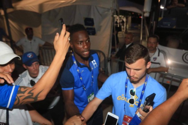Lo que no se vio en TV: Espectacular despedida en Texas y le quitaron la camisa de Elis a un hincha