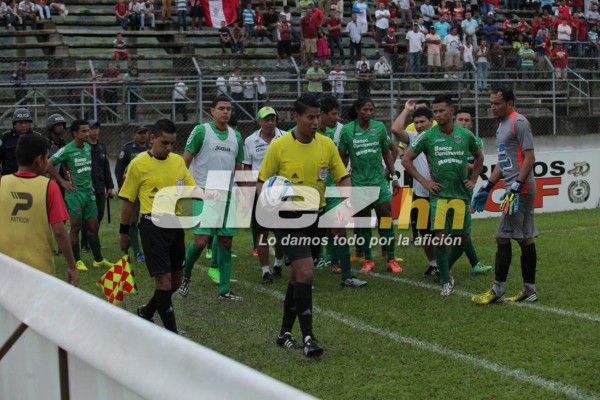 Polémica por nalgadas de Junior Morales a Henry Martínez