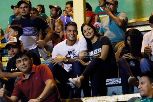 Beckeles pide perdón en La Ceiba, apagón en la Liga y legionario luce a su bella novia