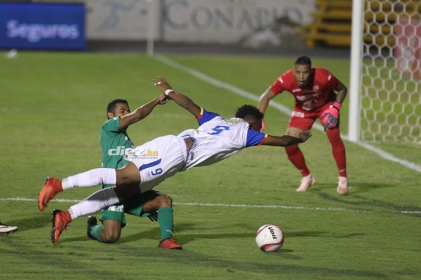 No viste en TV: Bronca, expulsiones y bengalas en el Olimpia-Marathón