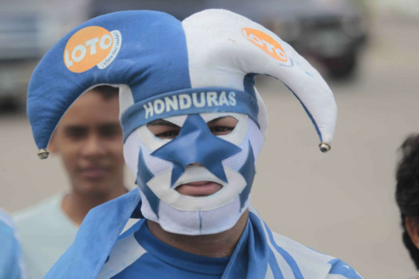 ¡La afición hondureña llenó el estadio Olímpico! .