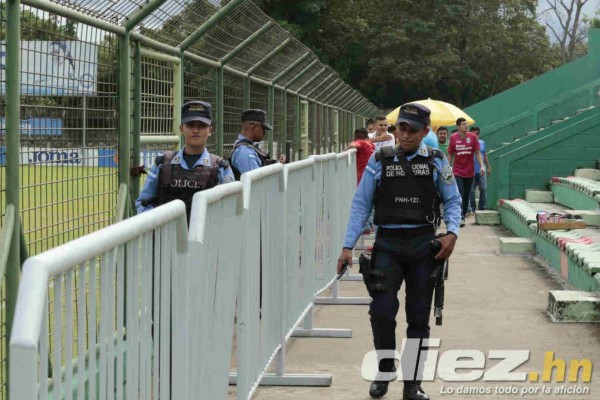 NO SE VIO: Aficionados terminan gaseados por la policía en el clásico sampedrano