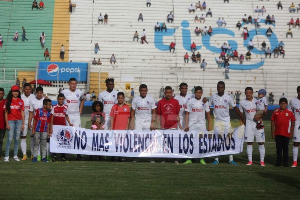 NO VISTE EN TV: El festejo de Platense y Diego Vazquez terminó bañado