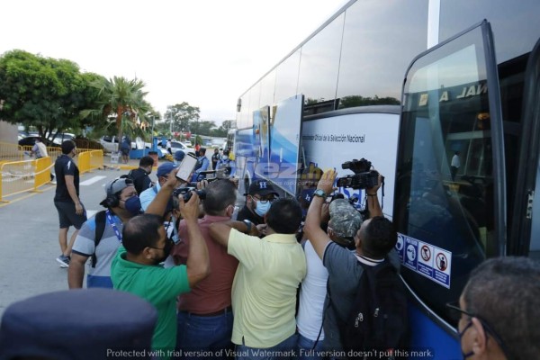¡Con guaruras fue recibido Coito! Así fue la discreta llegada de la Selección de Honduras tras perder en México