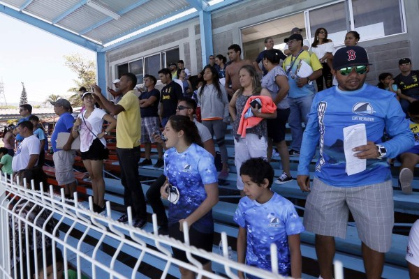 Alegría y deportivismo: Las mejores imágenes del campeonato nacional de natación