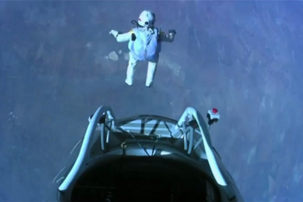 imágenes del histórico salto en caída libre Felix Baumgartner.