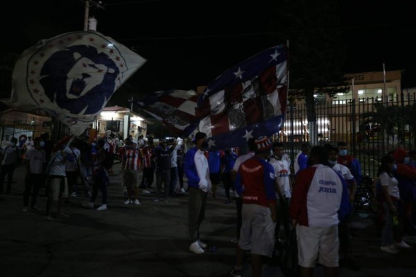 FOTOS: La UltraFiel y su banderazo a Olimpia fuera del estadio Nacional