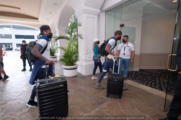 Bien resguardados, con pruebas PCR y muy sonrientes; así arribó la Selección de Honduras a El Salvador