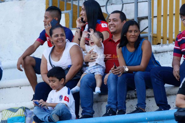 ¡Colorido ambiente! Afición del Olimpia regresa en familia a ver al León en el Olímpico
