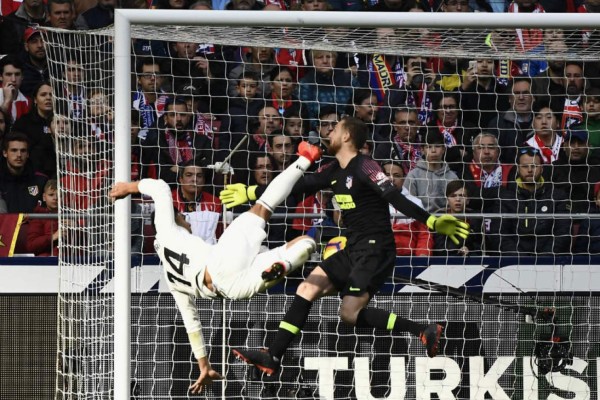 En fotos: El gesto feo de Gareth Bale a hinchas del Atlético y lanzan 'ratas' a Courtois
