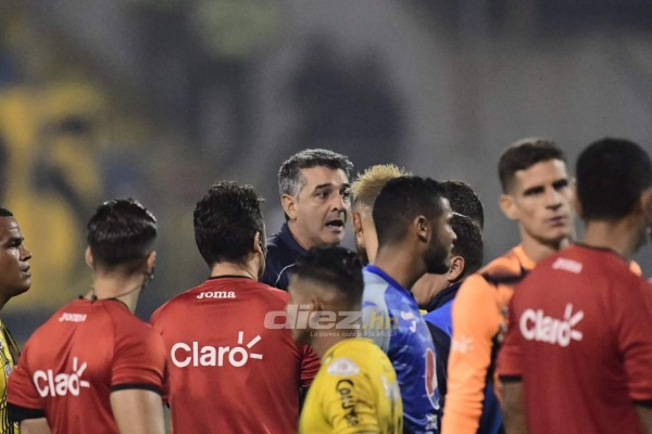 Latas, vasos y caja de cerveza: Diego Vázquez se descontroló en el Morazán