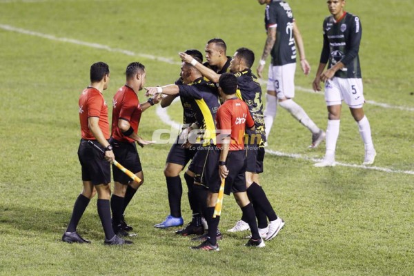 Peleas en las gradas y patadas entre jugadores; así de bravo fue el Real España-Marathón