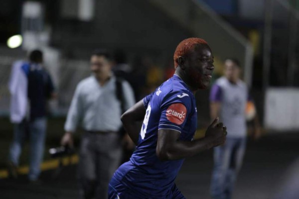 Como Lionel Messi, otros futbolistas por el mundo que sorprendieron al pintarse el pelo