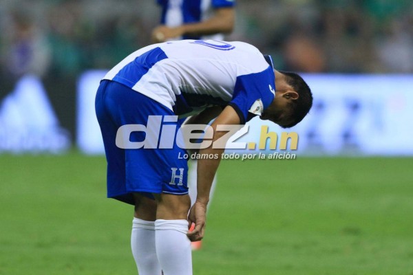 Mientras unos jugadores de Honduras sufrían, otro cambiaba camisa