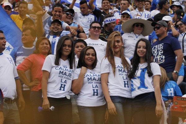 Ellas son las infartantes chicas que engalanaron el Honduras vs Panamá