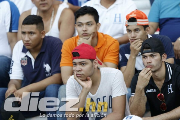 Las caras de sufrimiento y decepción de Honduras en el Olímpico