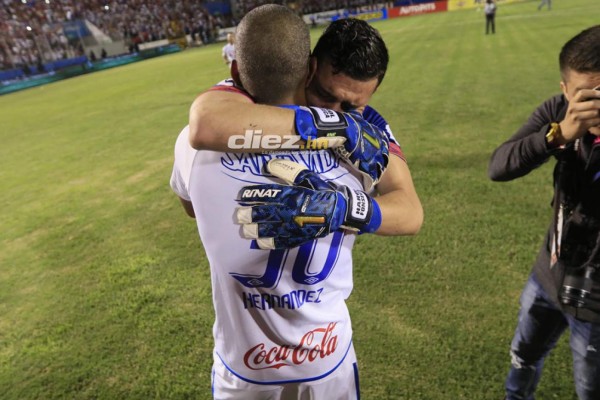 Dos jugadores de otros equipos llegaron a apoyar a Olimpia y el abrazo de Trogio y Vargas