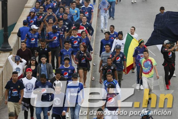 Ambientazo: Largas filas y hasta hinchas tatuados en la final entre Motagua y Olimpia