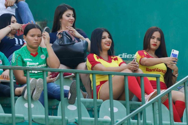 Chicas, ternura y calor: El ambiente previo al Marathón-Honduras Progreso