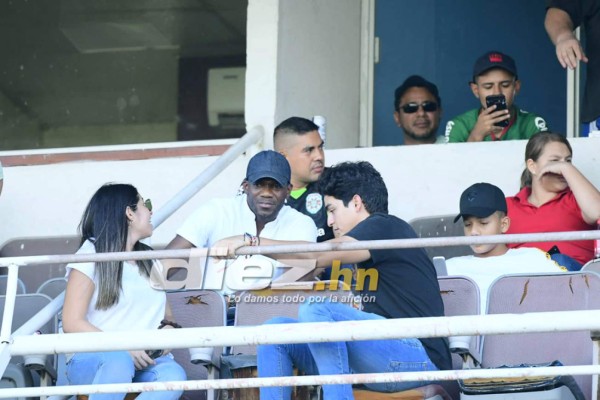 No se vio por TV: Un campeón de Champions League en el Olímpico y la infartante modelo tica