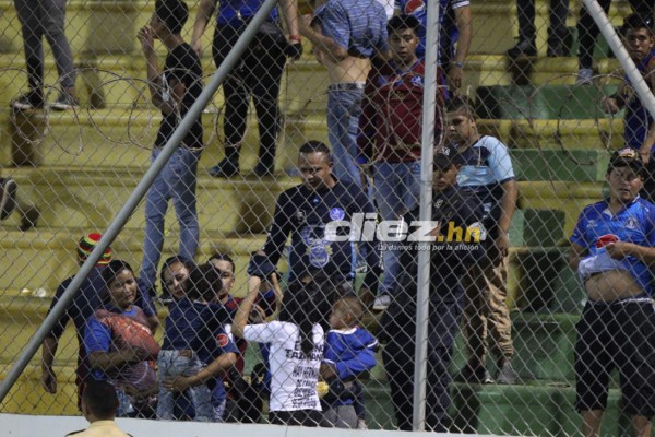 ¡Penoso! Bronca en la cancha de Comayagua y caos en las gradas por gas lacrimógeno