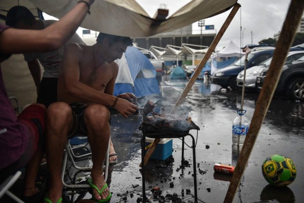 ARGENTINOS INVADEN RÍO DE JANEIRO Y ESPERAN LA FINAL DEL MUNDIAL